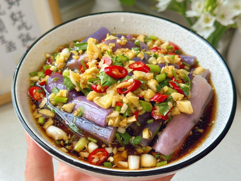 eggplant salad in a bowl with garlic and red pepper、green onion