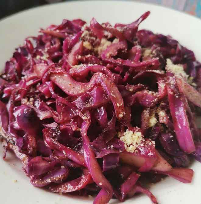 Apple Cider Vinegar Stir-Fried Purple Cabbage