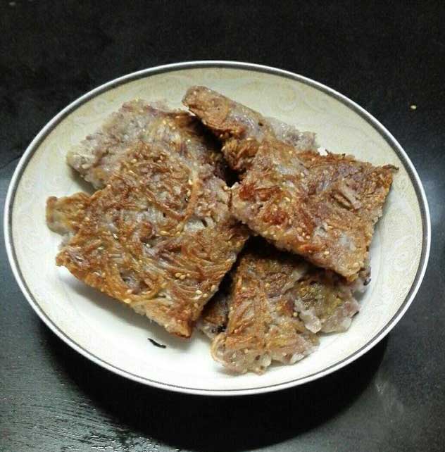 some pieces of Shredded taro pancake in a plate 