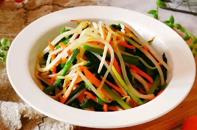 Stir-Fried Bean Sprouts with Garlic Chives