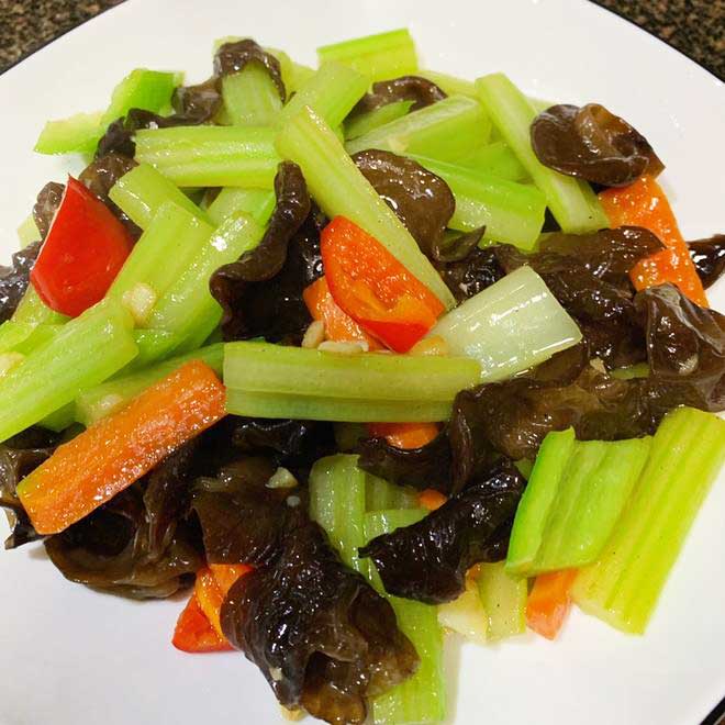 Stir-Fried Celery with Black Fungus