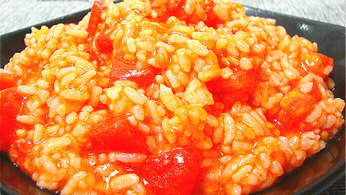 Tomato risotto in a black bowl