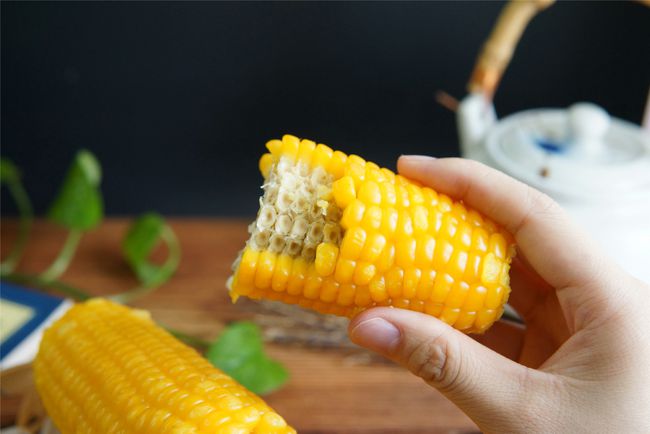 a hand hold corn