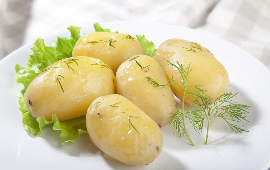 5 cooked potatoes in a plate