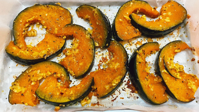 some pieces of roasted pumpkin on baking tray