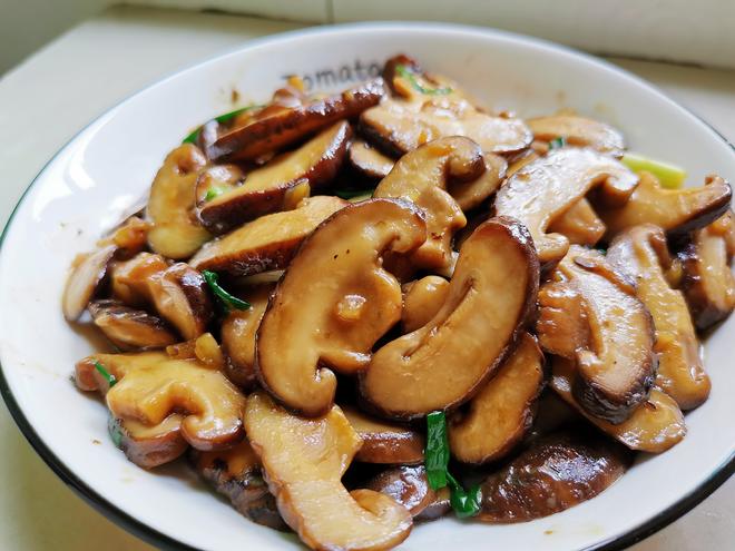 shiitake mushroom slices on a plate 