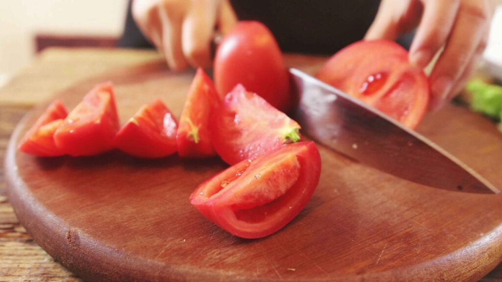 cut tomato into pieces