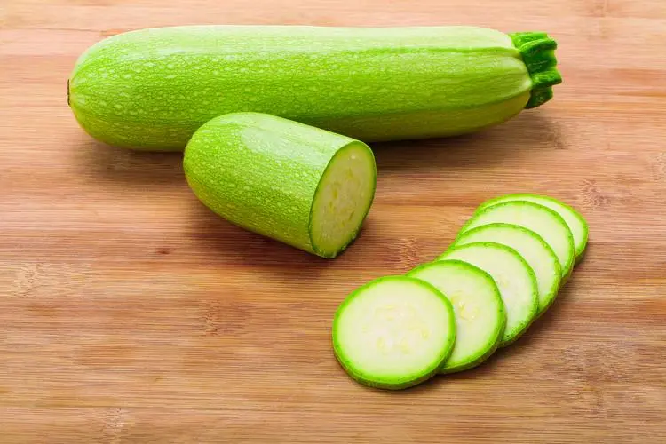 1 zucchini and some zucchini pieces