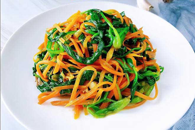 Stir-Fried Carrot and Spinach Strips