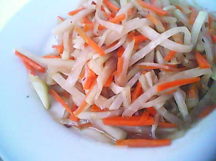 Stir-Fried Kohlrabi with Carrots