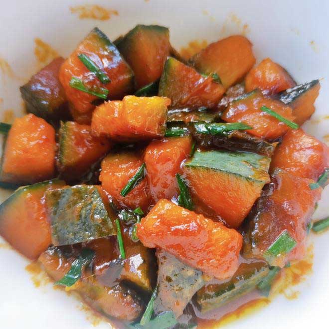 stewed pumpkin in a bowl with some green onions